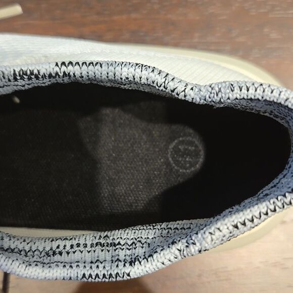 Stylish White Sneakers with Red and Green Accents - Picture 5 of 6